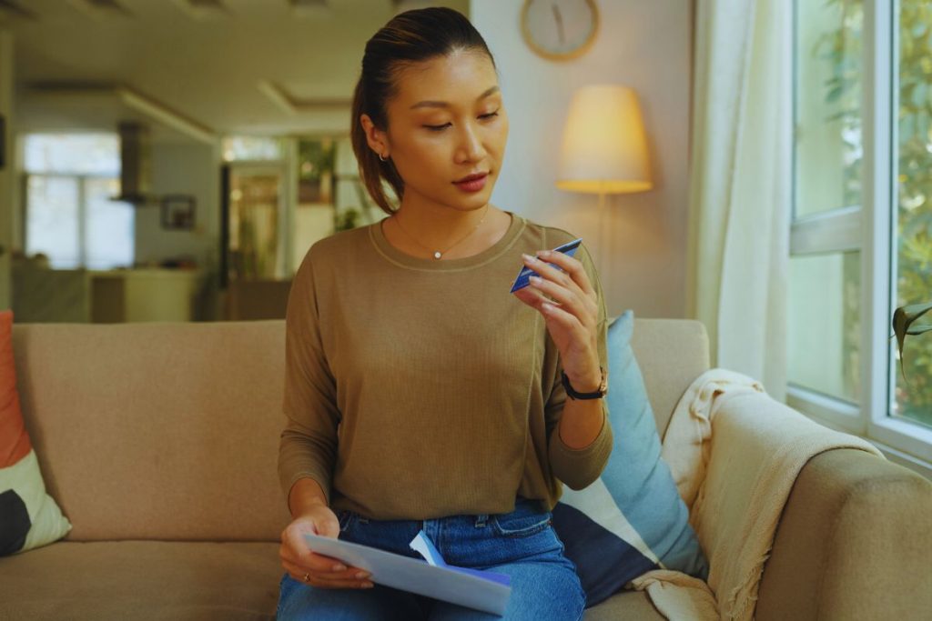 femme qui utilise carte cashback